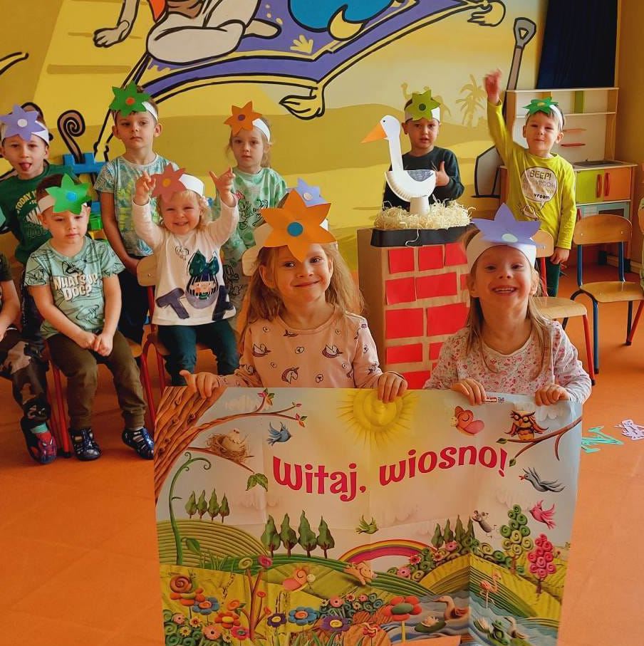 Dzieci w przedszkolu Sezamkowe biorą udział w wiosennym przedstawieniu tematycznym z elementami pracy plastycznej.