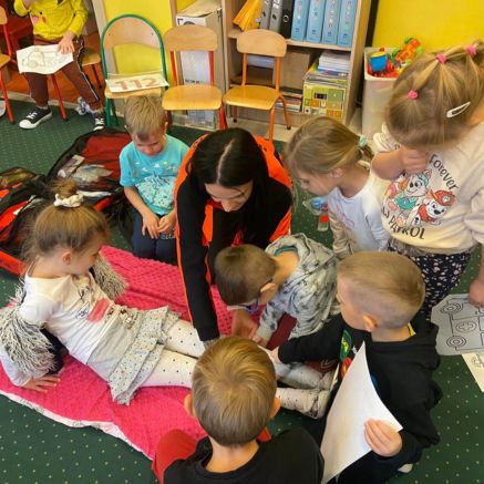 Zajęcia wspierające rozwój społeczny w przedszkolu Sezamkowe, dzieci pracują w grupie pod opieką nauczyciela.