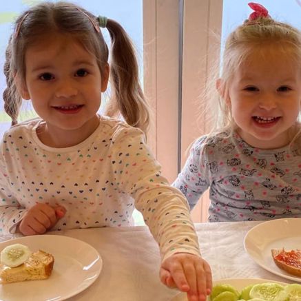 Przedszkolaki z przedszkola Sezamkowe podczas posiłku, samodzielne jedzenie i wspólne spędzanie czasu.